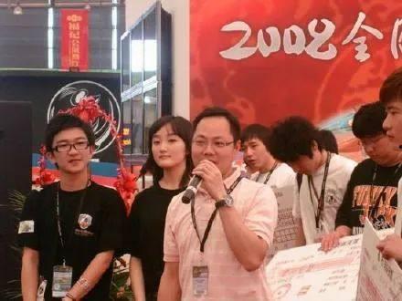 娱乐圈中两个男人吃瓜,是友情升温还是另有隐情？